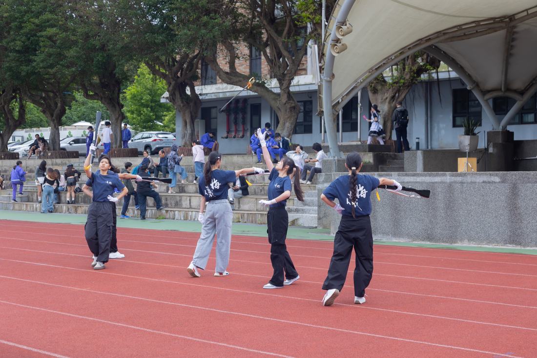 表演隊伍在跑道上移動變換隊形。