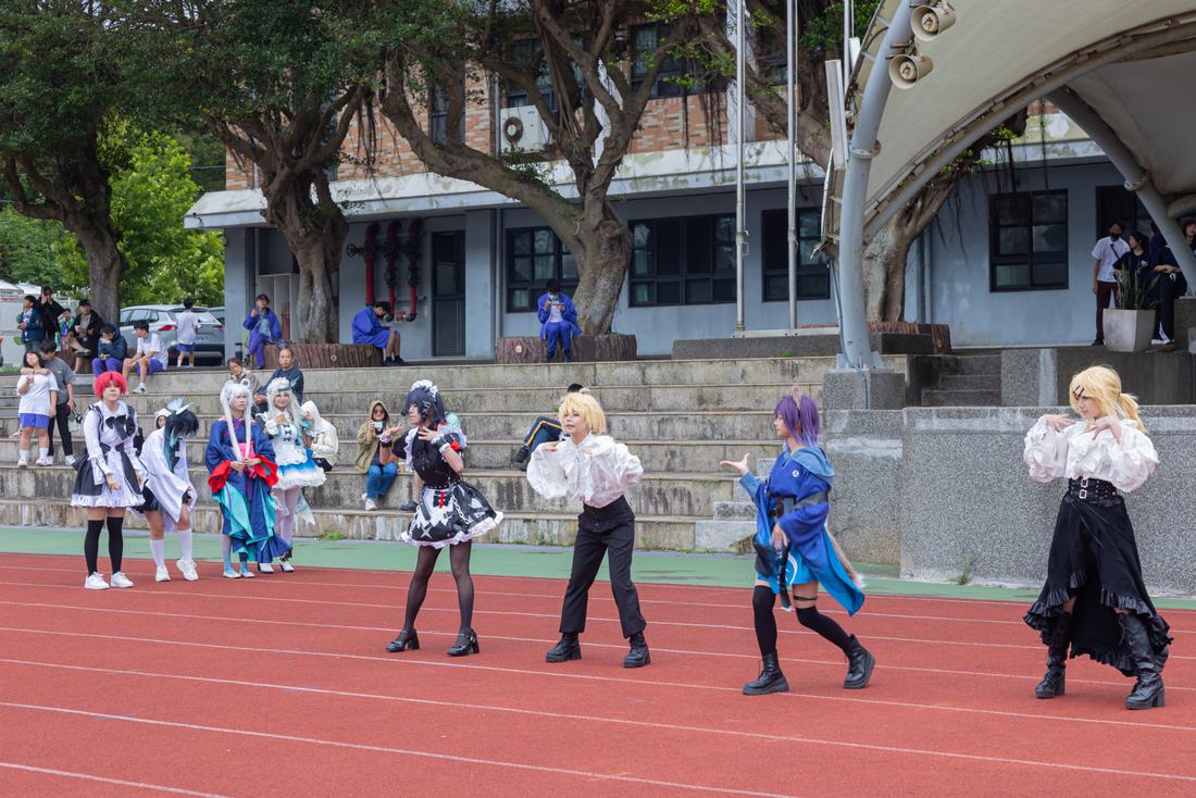 身著角色扮演服裝的學生在操場上登場。