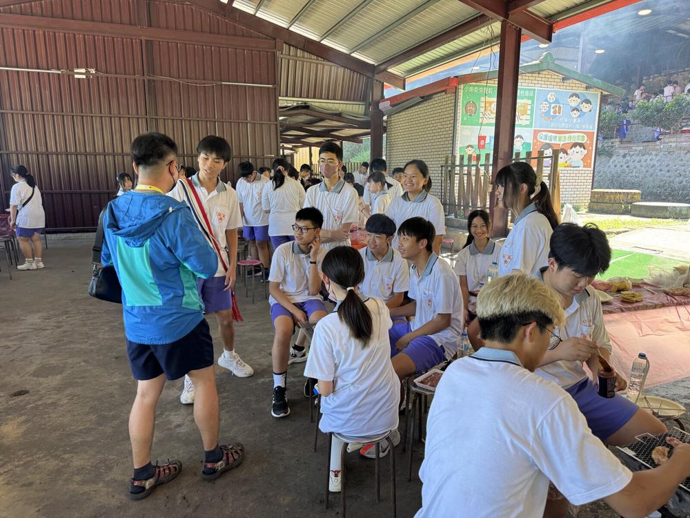 學員在活動場地移動整隊。