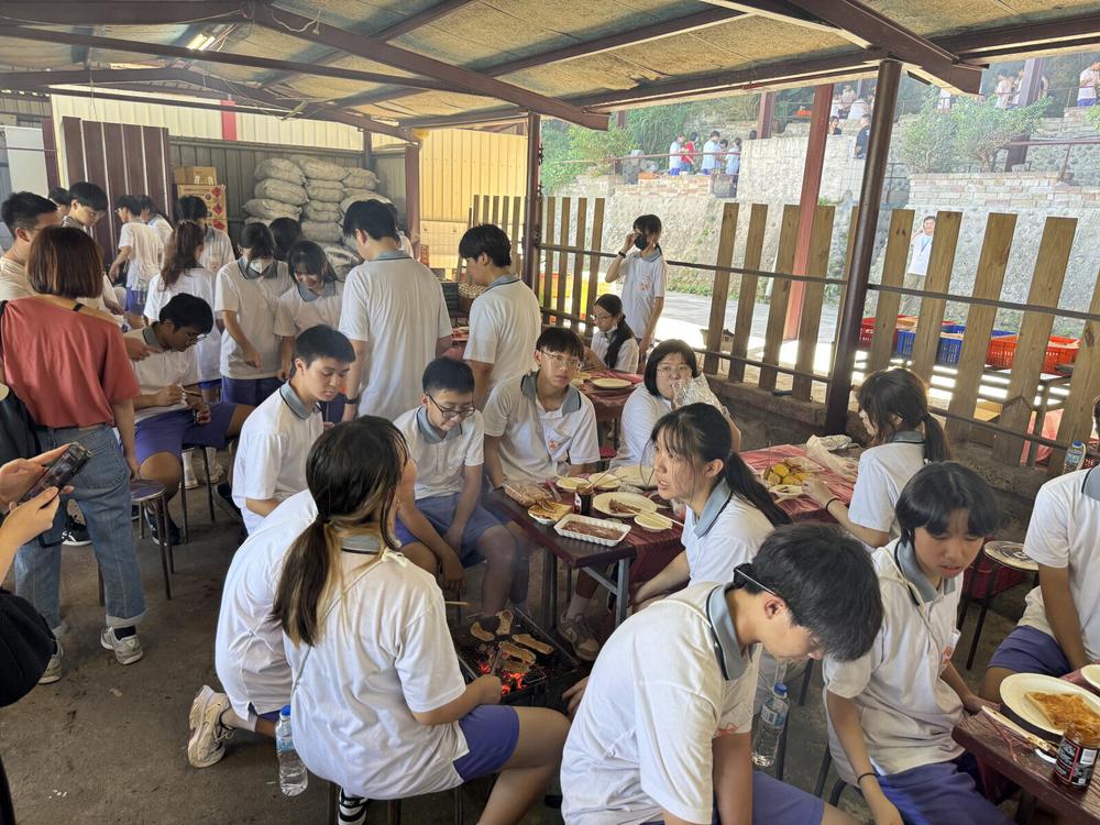 學員圍桌用餐並彼此交流。