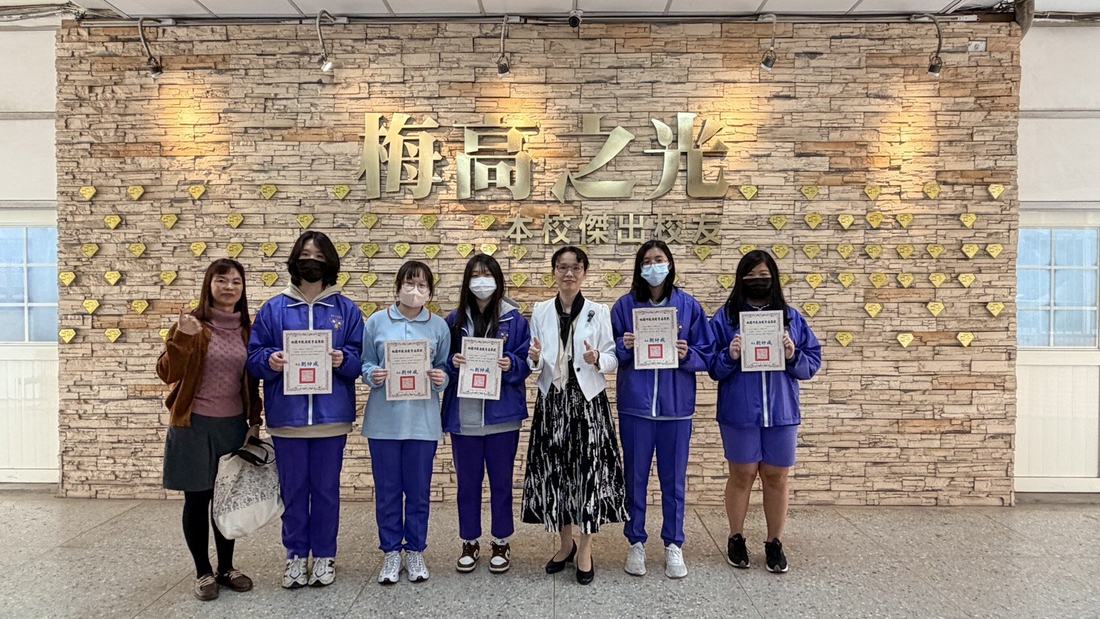 梅高之光牆前，多名學生與教師並排合影。