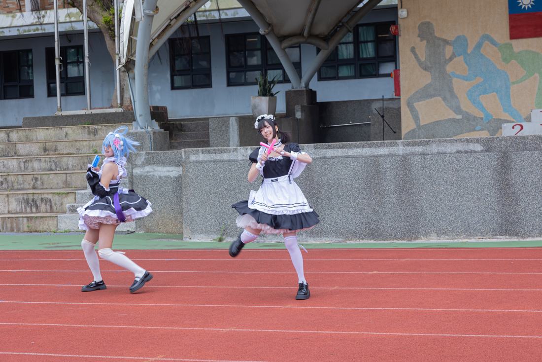 學生身著主題服裝在跑道上表演。