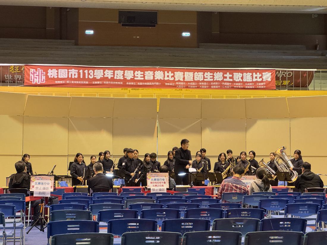 比賽進行中，樂團在會場舞台上演奏。