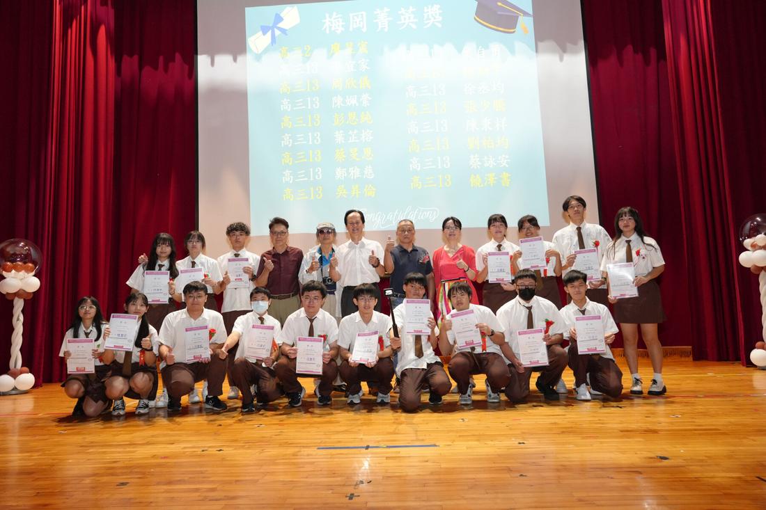 班級合影中有多位師長一同入鏡。