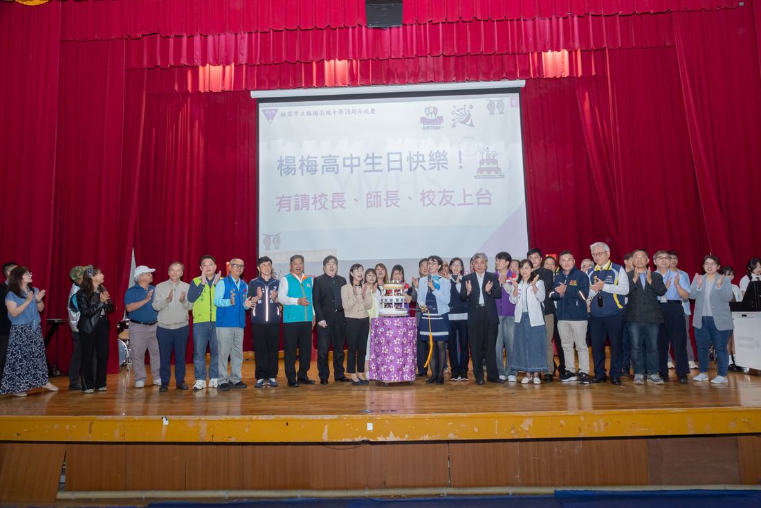 受表揚教師在舞台上排成一列合影。