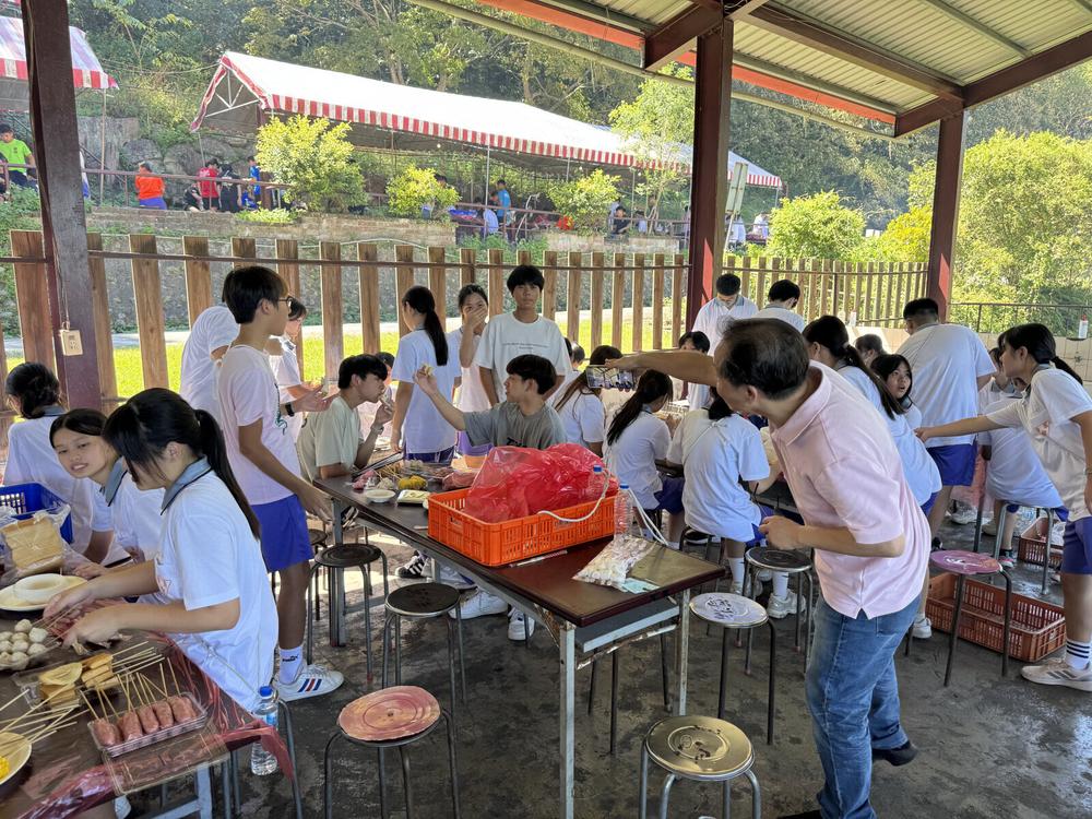學員在炊事區切菜備料。