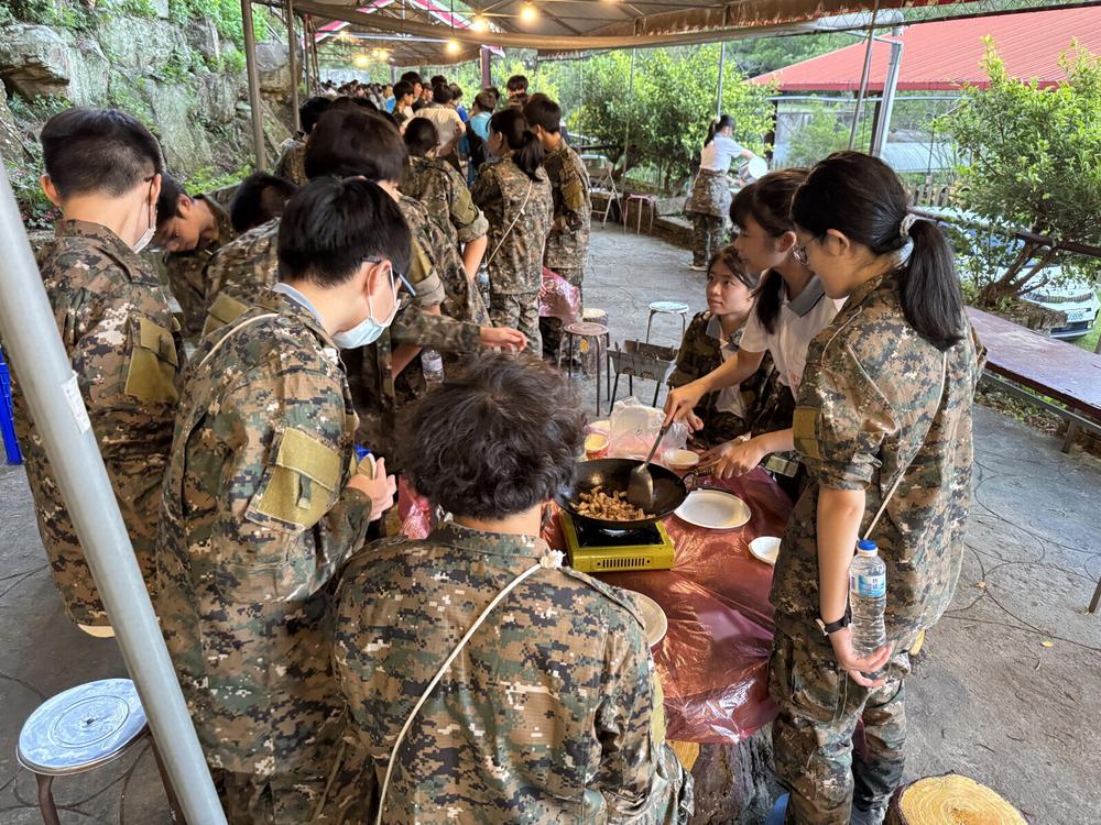 學員在戶外炊事區準備餐點。