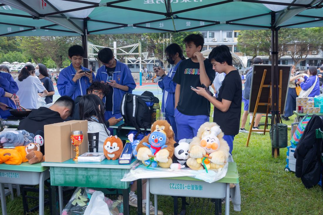 攤位桌上陳列玩偶與各式商品。