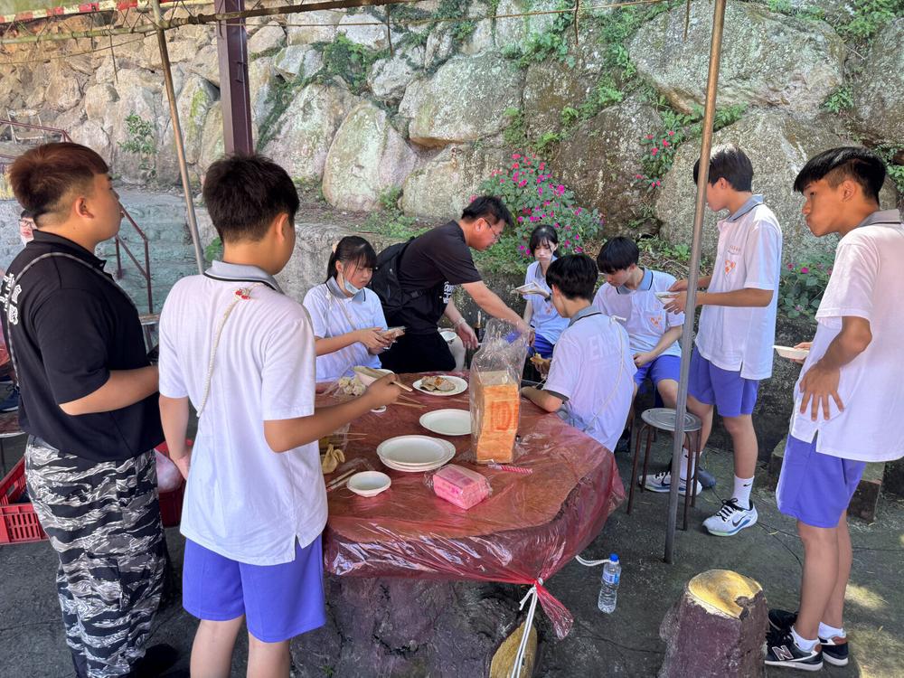 學員圍在圓桌旁準備餐點。