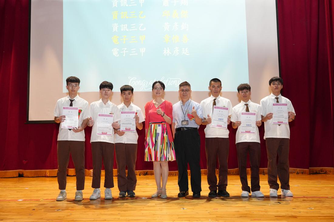 少數學生與師長一同持畢業證書合影。