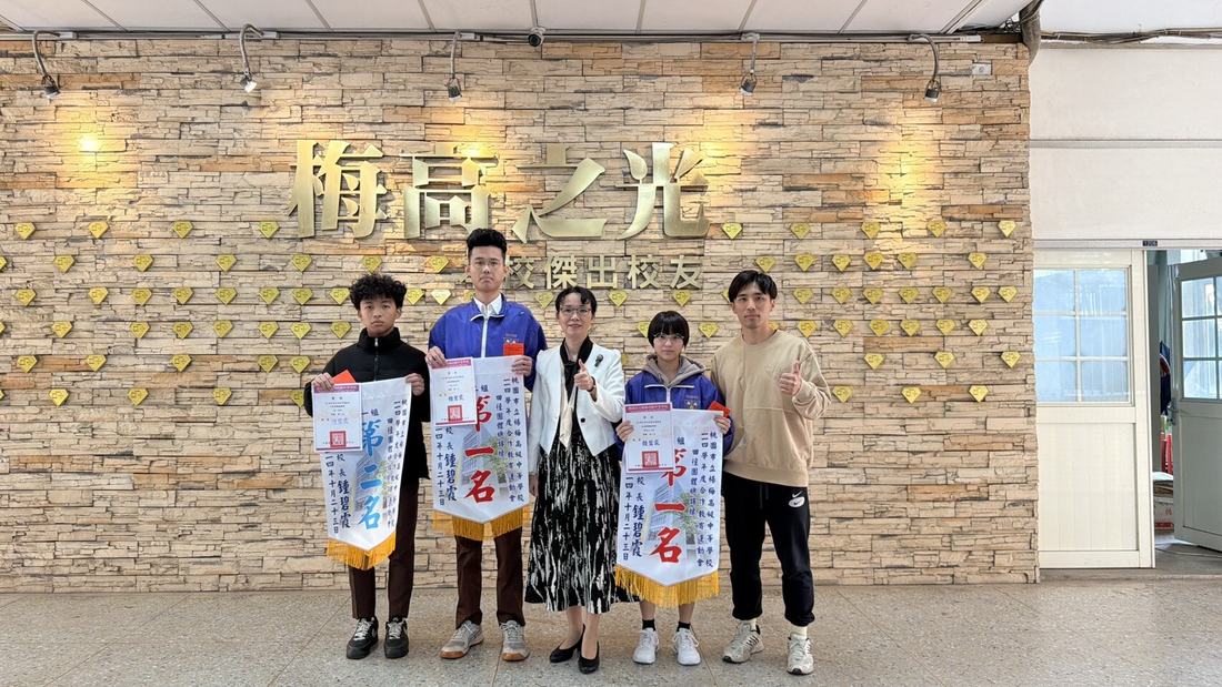 學生在梅高之光牆前共同展開大張獎狀。
