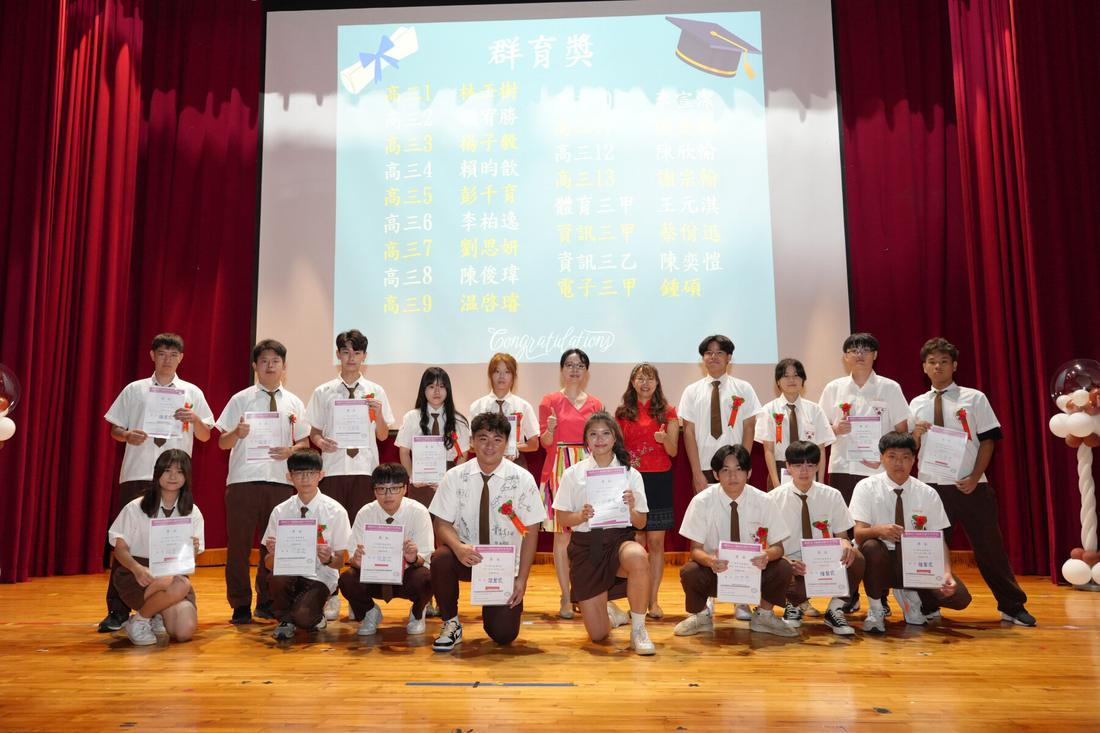 班級合影，後排學生站立、前排蹲下。