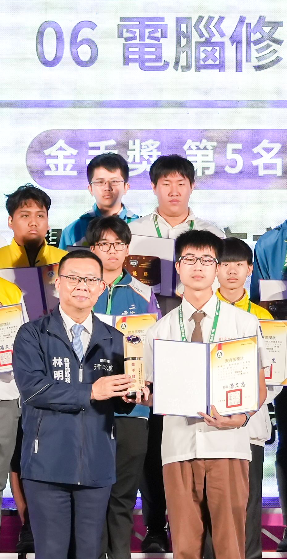 電腦修護花絮(1) 學生技藝競賽電腦修護職類金手獎第5名受獎合影
