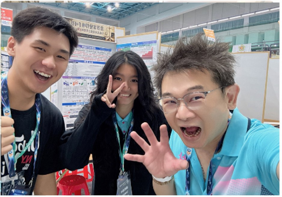 電腦與資訊學科團隊與許藝璋老師決賽會場合影 電腦與資訊學科團隊與許藝璋老師決賽會場合影