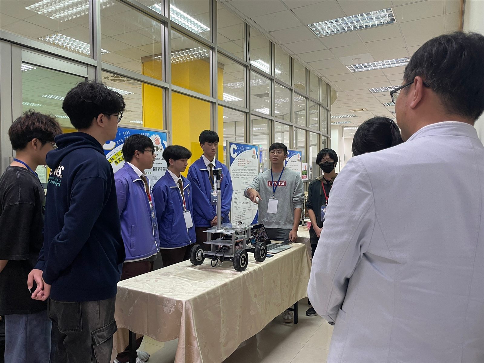 競賽花絮(1) 專題競賽學生向評審說明車輛作品