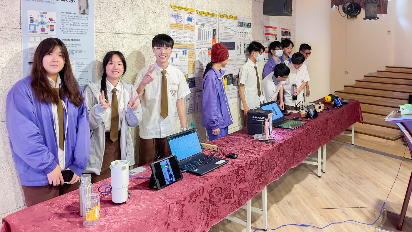 成果發表會現場花絮 成果發表會學生於作品展位前比手勢合影