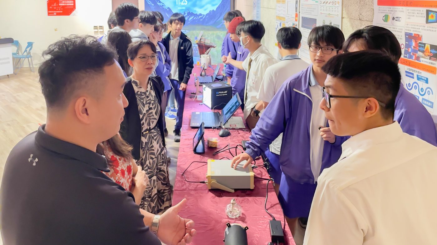 成果發表會現場花絮 成果發表會來賓與學生於作品展位前交流