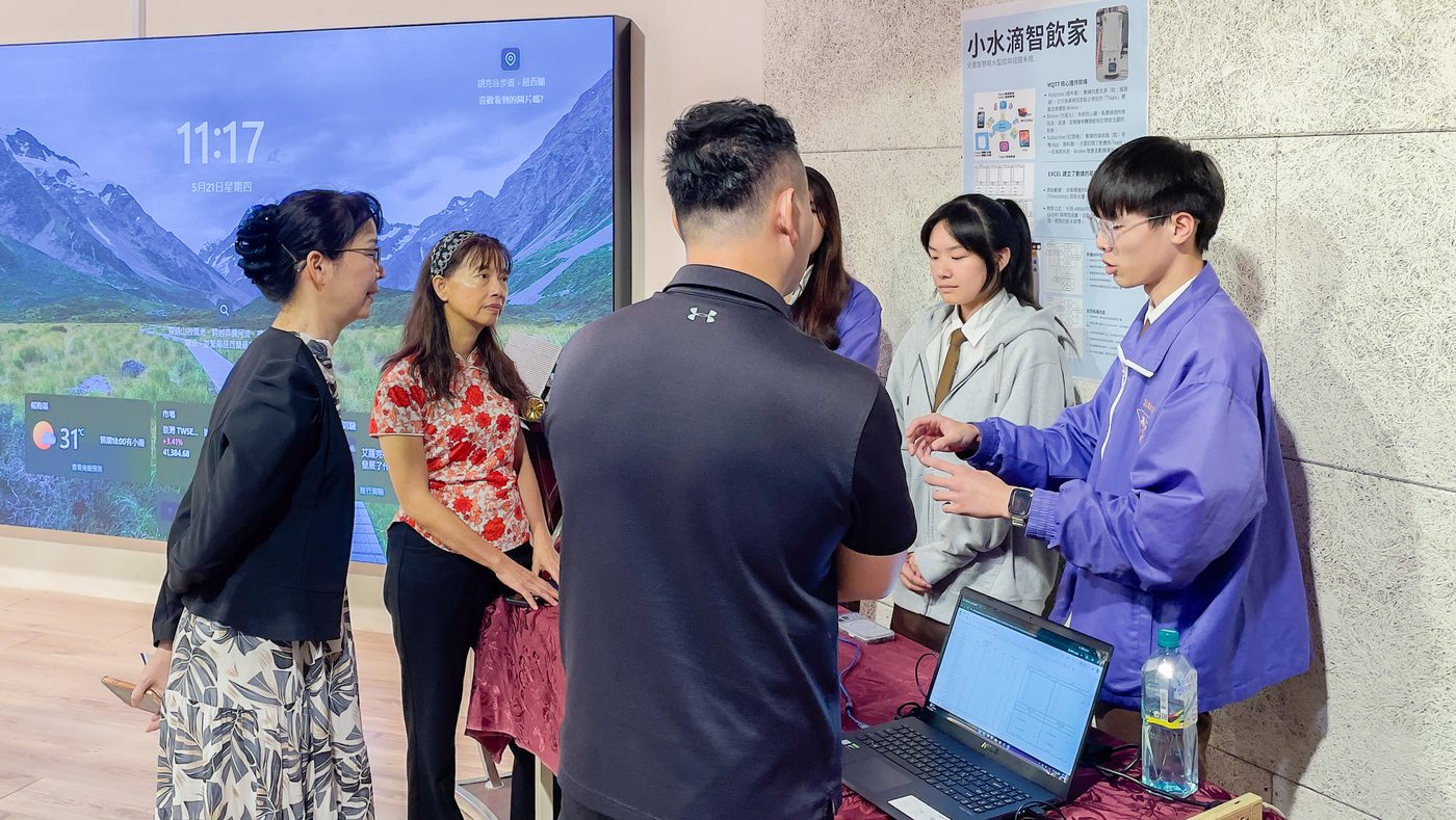 成果發表會現場花絮 成果發表會來賓觀看學生以筆電解說作品