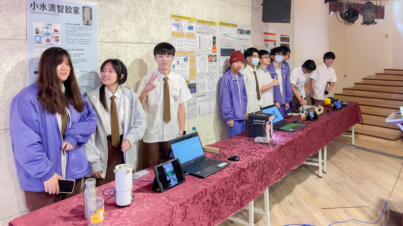 成果發表會現場花絮 成果發表會學生於「小水滴智飲家」展位前合影